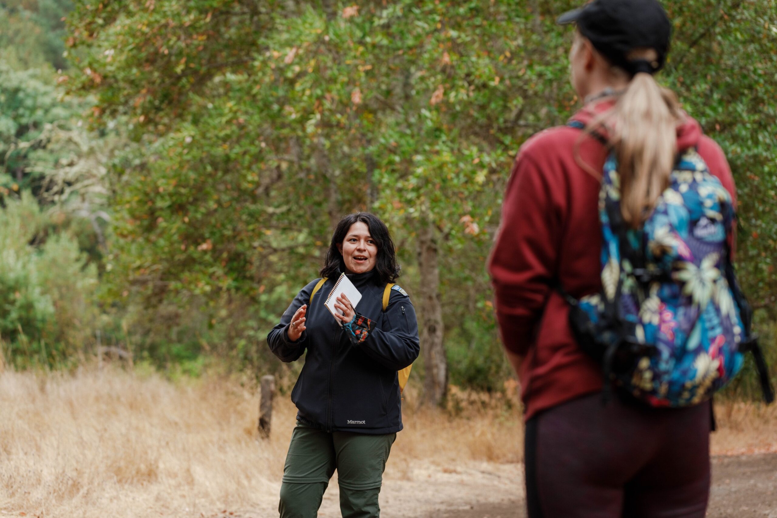 Alma leading a group hike through Sonoma Ecology Center-operated Sugarloaf Ridge State Park, where she runs the Senderos Naturales program. The Senderos Naturales program is the only Spanish-speaking nature-based program at a State Park in the North Bay. Alma realiza una caminata en grupo en el Parque Estatal Sugarloaf Ridge, operado por Sonoma Ecology Center, donde ella lidera el programa Senderos Naturales. El programa es el único programa naturalista en español en un Parque Estatal en el Norte de la Bahía.